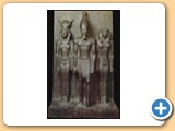 4.5.02-Triada- Mykerinos entre la diosa Hathor y el nomo de Kynópolis